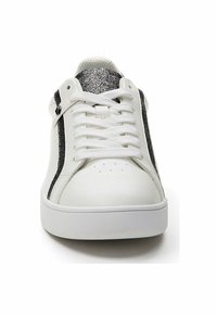 Sneakers bianchi con una finitura in pelle liscia, dettagli neri testurizzati sui lati, lacci piatti e suola in gomma. Semplici perforazioni sulla punta.