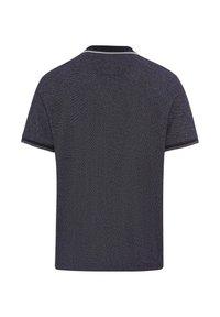Navy-blaues kurzärmeliges Poloshirt aus strukturiertem Stoff, mit kontrastierendem weißen Kragen und detaillierten Nähten an den Ärmeln und dem Saum.