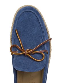 Blå mocka slip-on sko med bruna läder snören, rund tå och sula av jute rep. Överdelen är slät och har minimal sömnad.