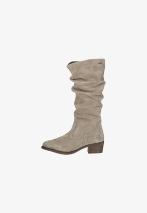 Botte beige en suède mi-mollet avec un talon empilé bas et un bout rond, présentant des coutures discrètes et le logo de la marque près du talon.