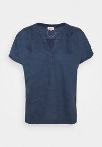 Blouse en lin bleu marine à manches courtes avec col en V et légers fronces aux épaules, présentée sur un fond blanc uni.
