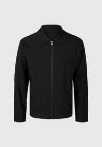 Chaqueta negra con cremallera, cuello puntiagudo, mangas largas y textura suave, con cremallera central y sin patrones visibles.