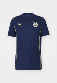 Camiseta deportiva azul marino de manga corta con detalles amarillos y logo de Puma. Presenta el escudo del equipo con cinco estrellas en el pecho. Textura de tela suave.