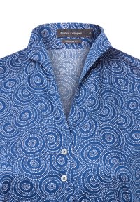 Blauwe shirt met een spiraalpuntpatroon, voorzien van een mandarinakraag, knoopsluiting en een fijne stoftextuur. Regular fit ontwerp.