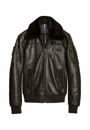 Blouson en cuir noir avec un grand col en fourrure, fermeture éclair à l'avant, deux poches latérales et une poche zippée sur la manche.