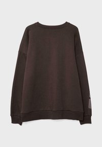 Donkerbruine sweatshirt met een relaxte pasvorm, geribde ronde hals en drop schouders. Kenmerkt zich door een zachte stoftextuur en een subtiele glans.