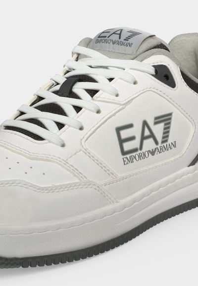 Бял кец с връзки сиви детайли и лого EA7 Emporio Armani отстрани и на езика, с релефна гумирана подметка.