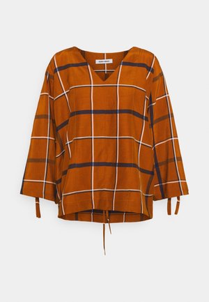 Losvallende roestoranje blouse met marineblauw-wit ruitpatroon, driekwartsmouwen, V-hals en strikjes aan mouwen en zoom.