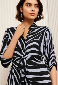 Friends Like These REGULAR FIT   - Abito a camicia - animal