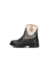 Zwarte leren enkellaars met een gestructureerde afwerking, witte leren bovenkant, contrasterende stiksels en een decoratieve hartvormige zilveren accent.