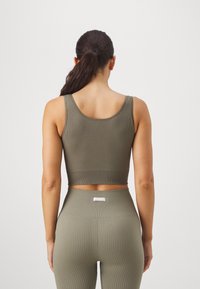 ONLY Play ONPJAIA LIFE SEAM SHORT - Topp - kalamata