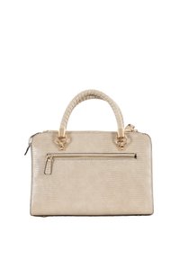 Borsa in pelle sintetica beige con stampa a coccodrillo, dalla forma strutturata, con doppi manici superiori in tessuto intrecciato e finiture in metallo dorato. Presenta una tasca posteriore con zip.