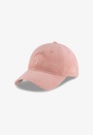 Rosa Baseballkappe mit weicher Textur, gesticktem NY-Logo auf der Vorderseite, einfarbig, runder Kopf und gebogener Schirm.