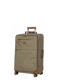 Grande valise verte olive avec un extérieur en tissu durable, des accents en cuir marron, deux roues, une poignée télescopique et une poche zippée à l'avant.