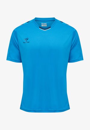 Niebieska koszulka sportowa z gładkiego materiału, z dekoltem w kształcie litery V, krótkimi rękawami i czarnymi pasami akcentującymi na ramionach. Zawiera logo Hummel.