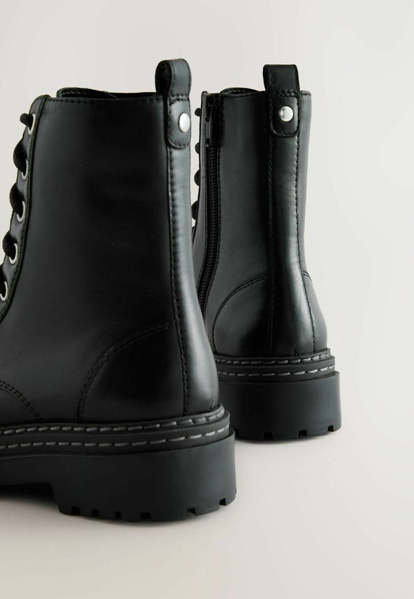 REGULAR FIT – CHUNKY – Schnürstiefelette