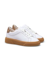 Weiße Ledersneaker mit einer beige-gummierten Sohle, die ein Leopardenmuster am Fersenbereich und runde Schnürsenkel aufweisen.