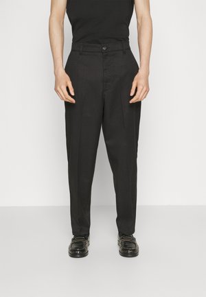 Schwarze Hose mit maßgeschneidertem Schnitt, mit Knopfverschluss vorne, zwei Seitentaschen und einer glatten, gewebten Textur.