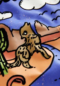 Ilustracja w stylu kreskówkowym przedstawiająca brązowe zwierzę o teksturowanym futrze, na kolorowym tle pustynnym z chmurami i kaktusami.