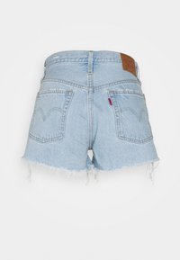 Jean shorts di colore blu chiaro, con orlo sfrangiato, due tasche posteriori con cuciture curve e un'etichetta in pelle marrone chiaro sulla vita.