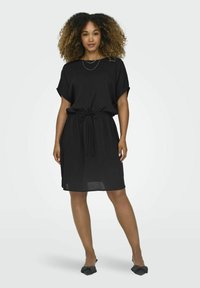 Robe noire à manches courtes avec taille réglable, en tissu léger, et coupe décontractée qui tombe juste au-dessus des genoux.