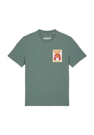 T-shirt vert à manches courtes avec un petit visuel coloré représentant des mains tenant une tasse de café fumante étiquetée "THE COFFEE" sur la poitrine gauche.