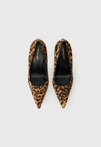 Rjav leopardov vzorec na visokih petah s koničastim nosom, prekrit z teksturirano tkanino, črna notranjost in blagovna znamka na vložku.