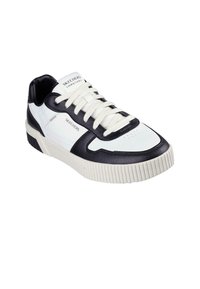 Zapatilla deportiva blanca y negra con parte superior de cuero texturizado, suela de goma, puntera redonda y cordones planos, con el nombre de la marca en el lateral.