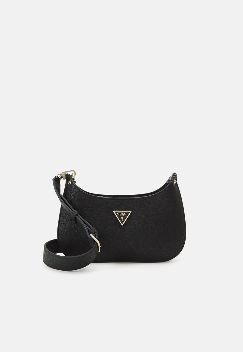 Sort læderhandtaske med en buet form, der har et guld trekantlogo og en aftagelig rem. Glat tekstur, minimalistisk design.