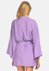 Krótki lawendowy szlafrok z szerokimi rękawami i paskiem w talii, uszyty z gładkiego materiału, o prostym fasonie i długości do kolan.