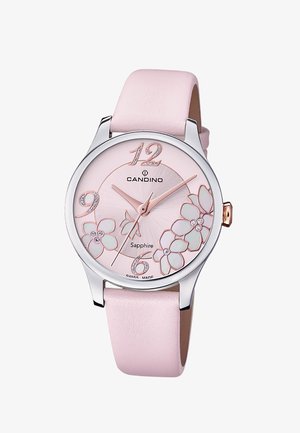 Montre-bracelet rose avec boîtier en argent, cadran à motif floral, accents en or rose, ornements en cristal et bracelet en cuir rose clair.