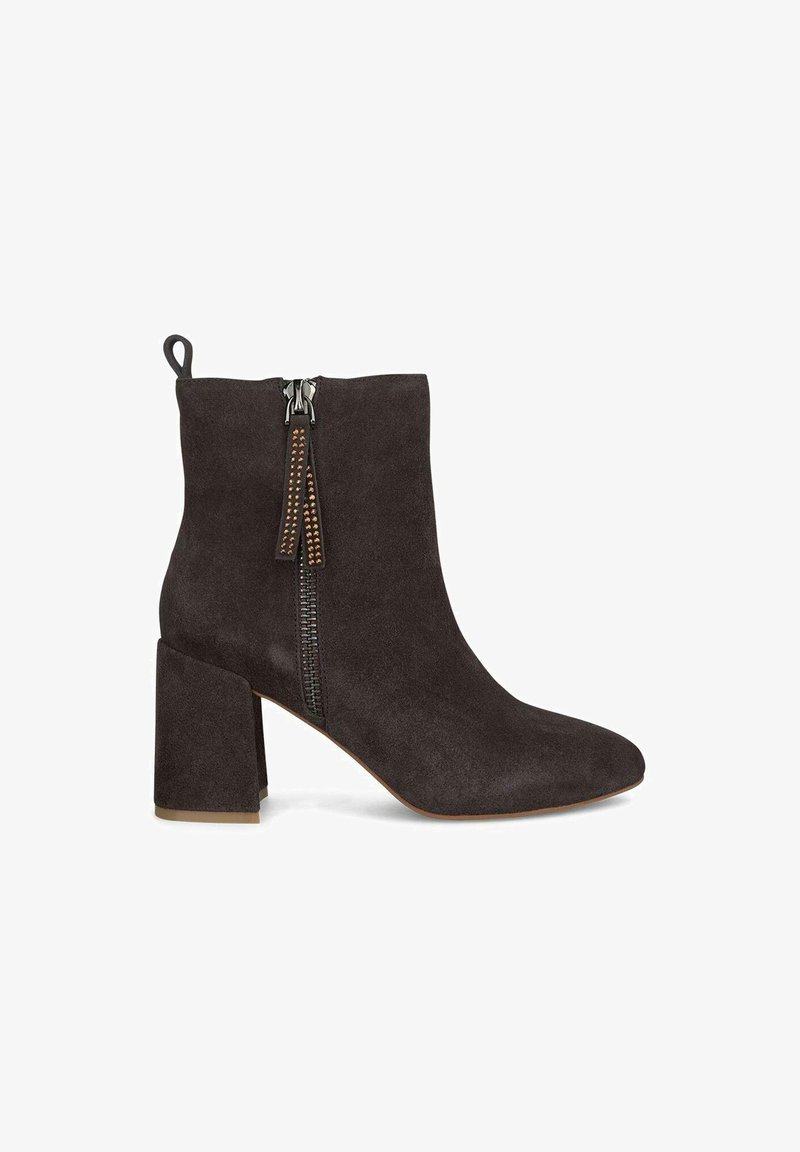 Stivaletto in suede nero con tacco a blocco, caratterizzato da una chiusura con cerniera decorativa e un accentuazione testurizzata lungo la cerniera per un tocco di dettaglio in più.