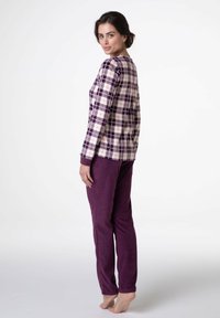 Set di pigiama a quadri che presenta una parte superiore crema e viola con maniche lunghe e pantaloni viola uniti, realizzato in un tessuto morbido per il massimo comfort.