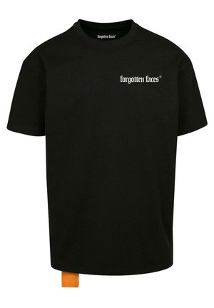 Čierne bavlnené tričko s krátkymi rukávmi, s bielym nápisom "zabudnuté tváre" a oranžovým označením na spodnom leme.