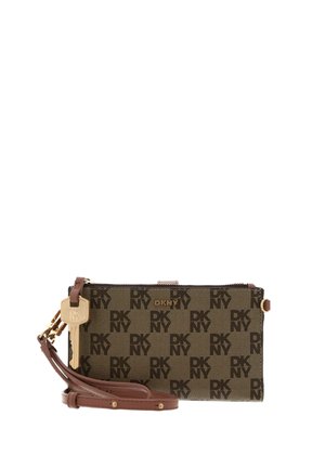Pochette poignet DKNY marron et beige avec motif de logo répétitif, étiquette de marque dorée et sangle en cuir ajustable avec quincaillerie dorée.