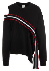 Sweatshirt noir avec un design décolleté, présentant des rayures contrastantes rouges, blanches et noires. Tissu doux et détail d'ourlet asymétrique.