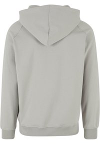 Lys grå hettegenser med kengurulomme, lange ermer og snorhette. Glatt tekstur med ribbestrikkede mansjetter og nederkant.