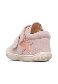 Scarpa in suede rosa con punta arrotondata, dotata di una grande toppa a forma di stella rosa e fascia in velcro. Suola in gomma con grip testurizzato.