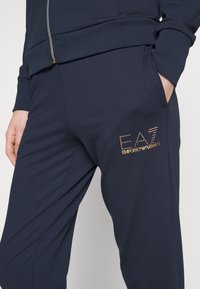 EA7 Emporio Armani SET - Gornji dio trenirke - navy/gold