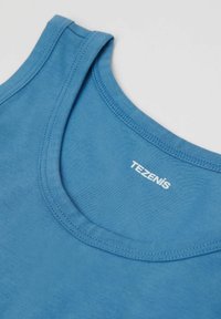 Niebieski top na ramiączkach wykonany z miękkiego materiału, z okrągłym dekoltem i wzmocnionymi szwami. Logo "TEZENIS" wyświetlane na biało.