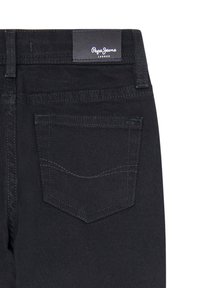 Crne traperice od denima s dizajnom jastučića na leđima, kožna oznaka s natpisom "Pepe Jeans London" i jedna stražnja džep s suptilnim šavovima.