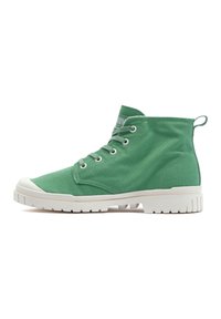Grüner Canvas-Hochschuh mit weißer Gummisohle, runder Zehenkappe und sechs Schnürösen. Verfügt über eine Ziehlasche an der Ferse für einfaches An- und Ausziehen.