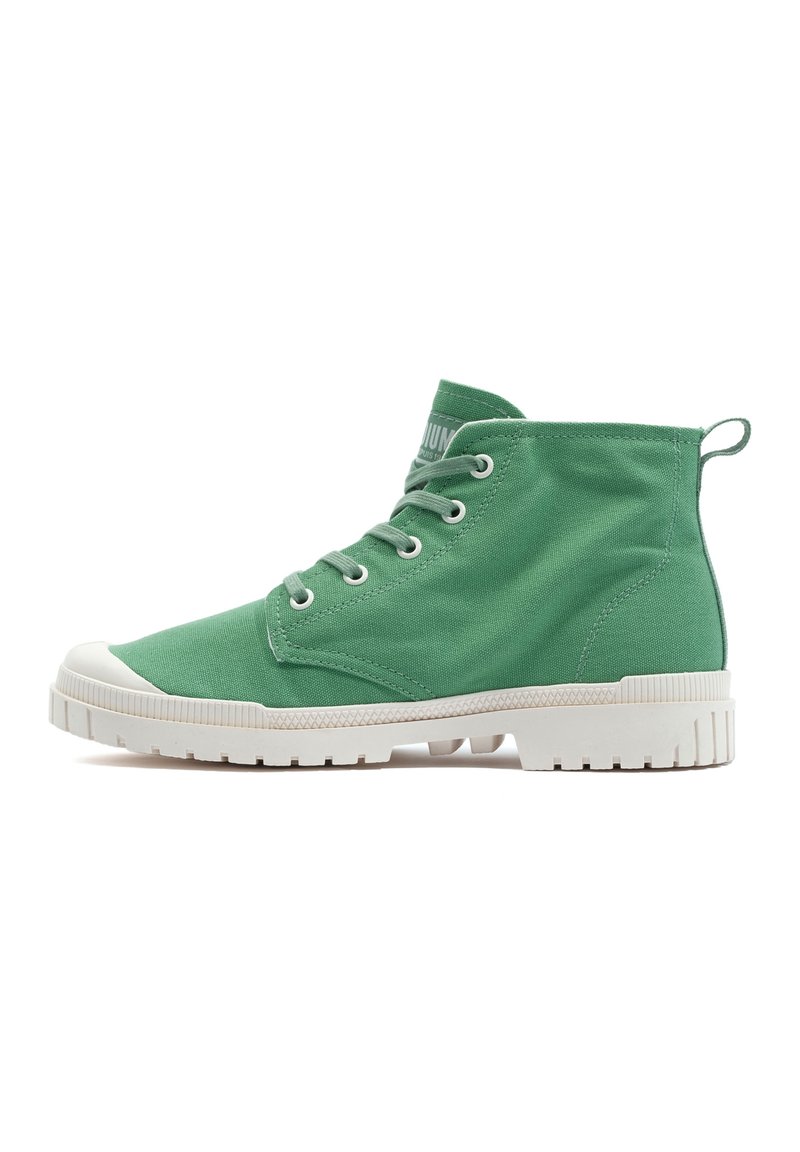 Grüner Canvas-Hochschuh mit weißer Gummisohle, runder Zehenkappe und sechs Schnürösen. Verfügt über eine Ziehlasche an der Ferse für einfaches An- und Ausziehen.