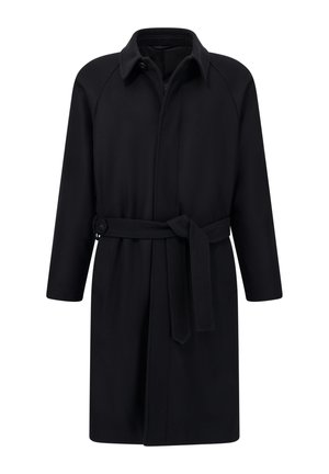 Cappotto nero con vita a cintura, realizzato in tessuto morbido, dotato di colletto, maniche lunghe e chiusura a bottoni. Design minimalista.