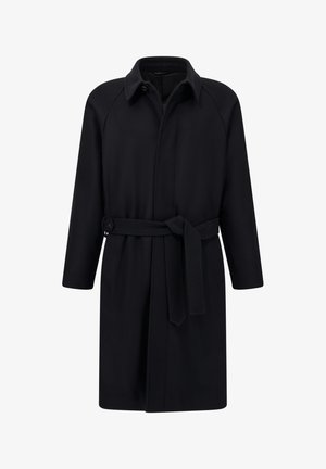 Cappotto nero con vita a cintura, realizzato in tessuto morbido, dotato di colletto, maniche lunghe e chiusura a bottoni. Design minimalista.