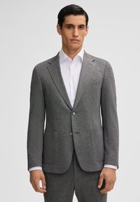 Giacca di suit grigia su misura realizzata in materiale testurizzato, con due tasche frontali e un design a un bottone con due bottoni.