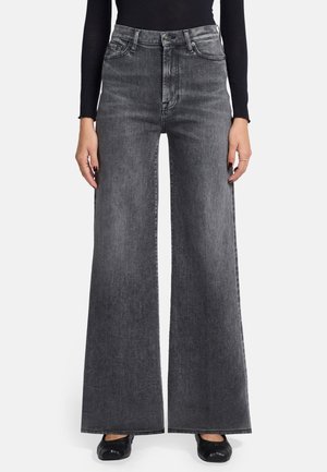 Jean en denim gris évasés à taille haute, avec un design classique à cinq poches et une texture légèrement déchirée.