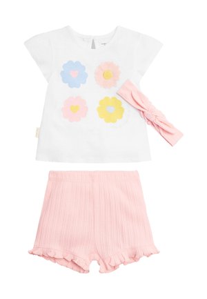 Camiseta blanca de manga corta para niño pequeño con cuatro flores en tonos pastel, pantalones cortos rosa con dobladillos fruncidos y una diadema rosa a juego con nudo.