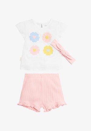 Camiseta blanca de manga corta para niño pequeño con cuatro flores en tonos pastel, pantalones cortos rosa con dobladillos fruncidos y una diadema rosa a juego con nudo.