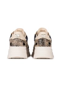 Zapatillas chunky con una combinación de cuero negro y beige, que presentan un patrón de reptil texturizado y una gruesa suela de goma blanca.